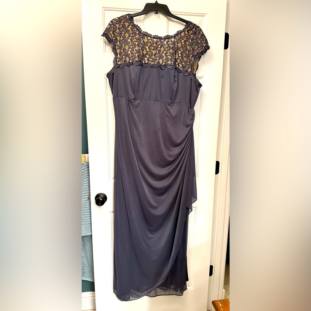 Super flattering formal gown for a special event. EUC 22W Alex Evening gray gown